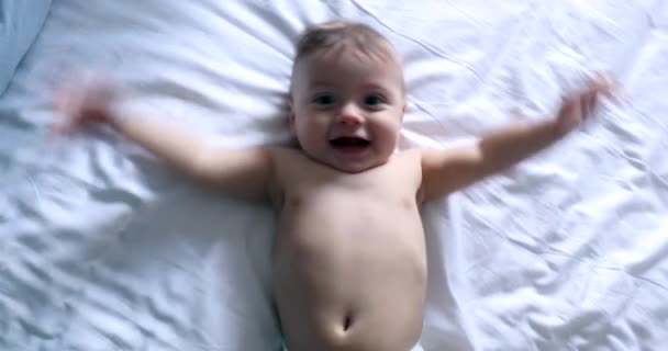 Šťastné Dítě Mává Rukama Pocit Radosti Ležící Posteli Při Pohledu — Stock video