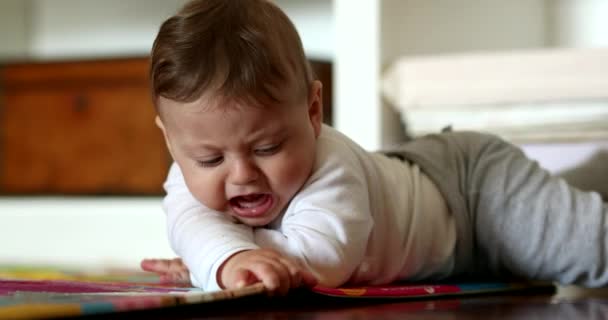 Розвиток Немовлят Лежить Підлозі Вчиться Рухатися Повзати — стокове відео