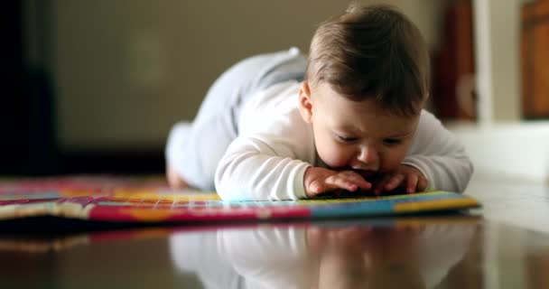 Bebek Oturma Odasında Yerde Sürünmeyi Öğreniyor Şirin Bebek Cilt Kavrama — Stok video