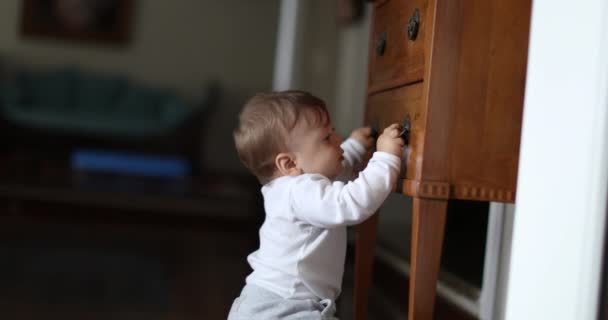 Bebek Mobilyalarına Tutunmayı Öğreniyor Bebek Bebek Ayağa Kalkıyor Bebek Gelişimi — Stok video