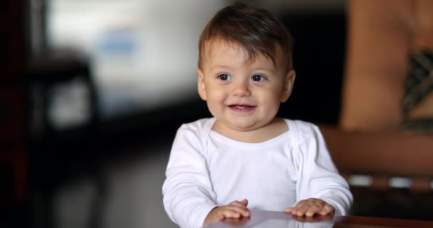 Urocze Dziecko Chowające Się Pod Stołem Niemowlę Chłopiec Uśmiecha Się — Wideo stockowe