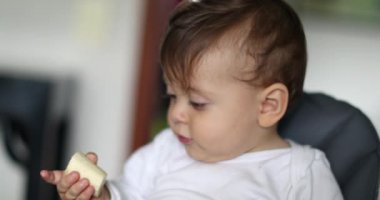 Bebek elinde muz denetleme meyvesi tutuyor.