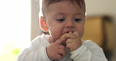 Uygulamalı meyve yiyen pasaklı bebek.