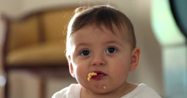 Bebek ağzından elma meyvesi tükürüyor.