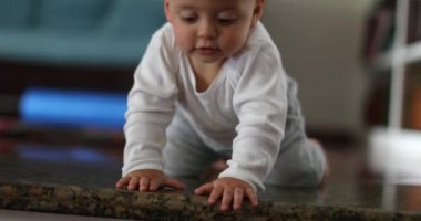 bebek merdivenlerden iniyor, bebek gelişimi