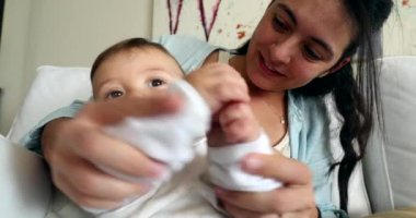 Oyuncu anne, bebek bebekle oynuyor.