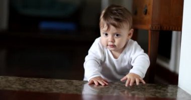 Bebek emeklemesi ev basamakları, bebek gelişimi