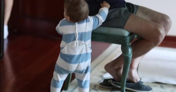 Scène Familiale Décontractée Franche Bébé Tenant Dans Une Chaise Grand — Video