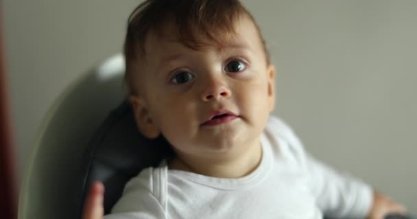 Aranyos Aranyos Baba Ahogy Mosolyog Kamerára Etetőszéken Ülő Csecsemő Fiú — Stock videók