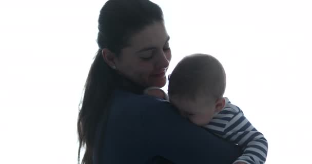 Mãe Beijando Bebê Bebê Mãe Abraçando Cuidar Beijos Criança Bochecha — Vídeo de Stock