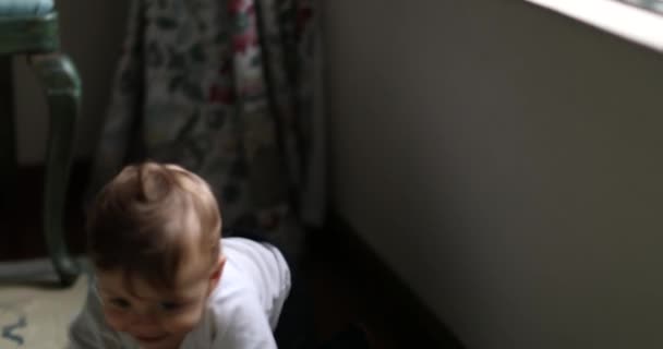 Baby Naast Het Raam Naar Buiten Kijkend Baby Jongen Leunend — Stockvideo