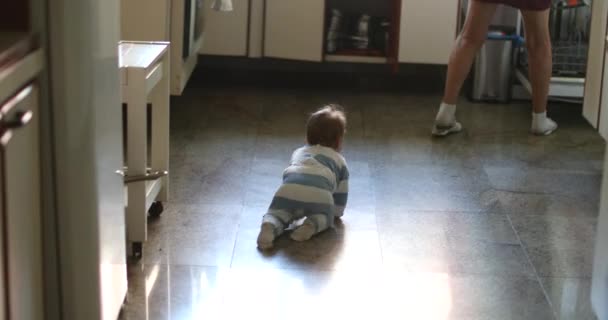 Bebê Sincero Rastejando Chão Cozinha Enquanto Avó Faz Dona Casa — Vídeo de Stock