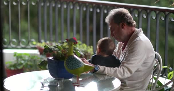 Grand Père Franc Avec Bébé Petit Fils Dans Balcon — Video