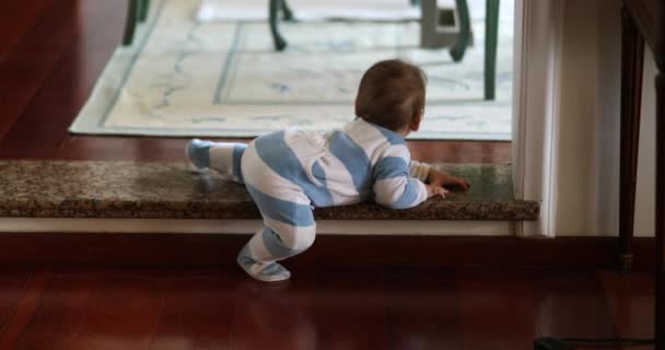 Bebê Criança Descendo Passo Casa Desenvolvimento Aprendizagem Infantil — Vídeo de Stock