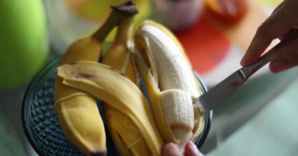 Närbild Hand Skära Bit Banan Person Peeling Frukt Banan — Stockvideo