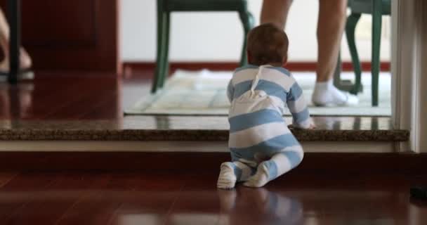 Bebé Infante Piso Madera Dura Casa Arrastrándose Llegando Toma Corriente — Vídeos de Stock