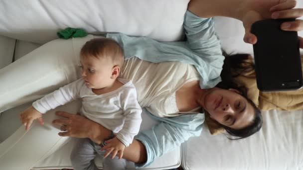 อหาออนไลน นอนบนโซฟาท านก บเด กทารกทารกทารกทารก — วีดีโอสต็อก