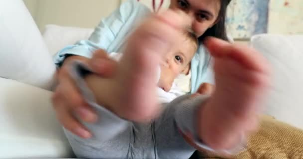 Παιχνιδιάρα Μητέρα Παίζει Μωρό Πόδια Βρέφος Γονέας Χειροκροτούν Foor Νήπιο — Αρχείο Βίντεο