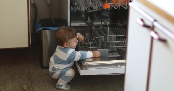 Bebek Evde Bulaşık Makinesiyle Oynuyor Küçük Çocuk Aletleriyle Oynuyor — Stok video