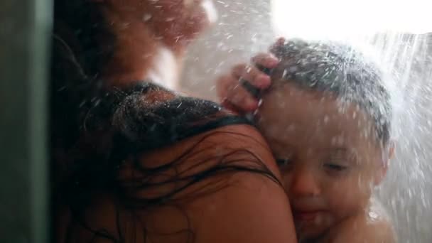 Mãe Filho Bebê Chuveiro Juntos Mãe Tomando Banho Criança Infantil — Vídeo de Stock