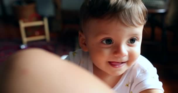 Bebê Menino Retrato Infantil Rosto Casa Aprender Ficar Desenvolvimento Infantil — Vídeo de Stock