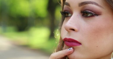 Düşünceli genç bir kadın. Düşünceli meditasyoncu kız milenyum kızı açık hava parkında düşünüyor.