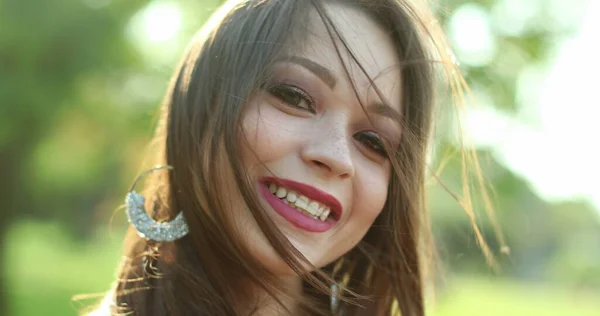 Щаслива Радісна Латиноамериканська Молода Жінка Років Посміхається Відкритому Парку — стокове фото