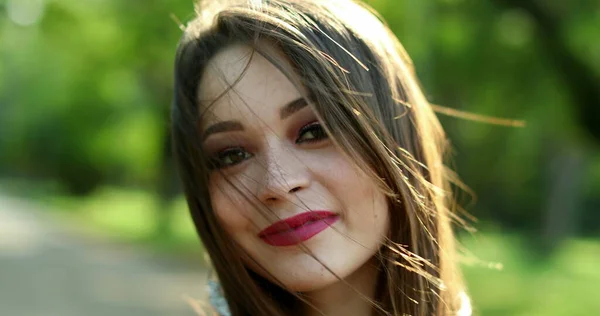 Щаслива Радісна Латиноамериканська Молода Жінка Років Посміхається Відкритому Парку — стокове фото