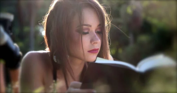 屋外公園でロマンチックな物語を読んで夢の少女 若い女性は外で勉強本を読む — ストック写真