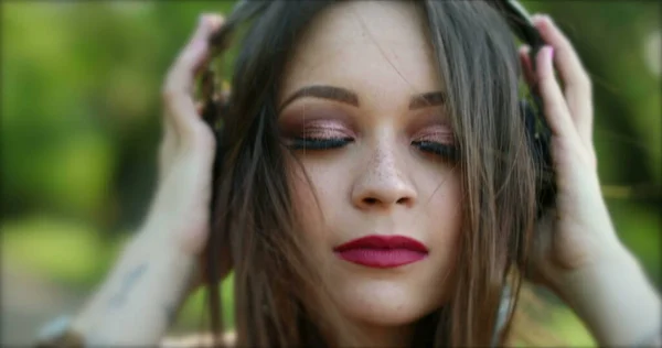 Linda Joven Milenaria Escuchando Música Con Auriculares — Foto de Stock