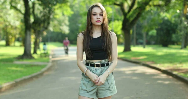 Verärgertes Verwirrtes Millennial Mädchen Das Ungläubig Die Arme Outdoor Park — Stockfoto