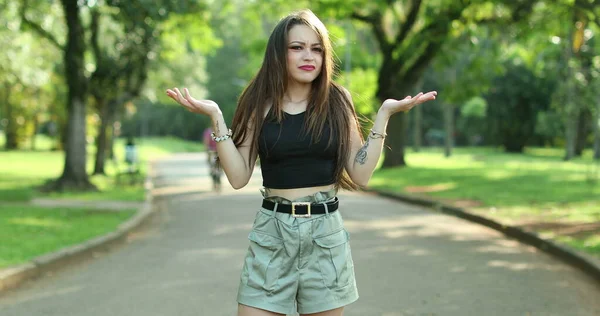 Molesto Confundido Niña Milenaria Levantando Brazos Incredulidad Parque Aire Libre — Foto de Stock