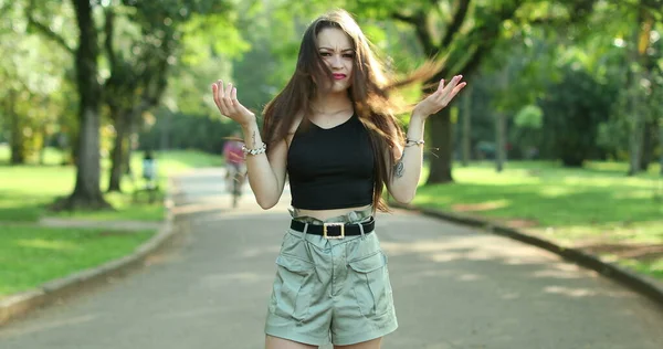 Molesto Confundido Niña Milenaria Levantando Brazos Incredulidad Parque Aire Libre — Foto de Stock