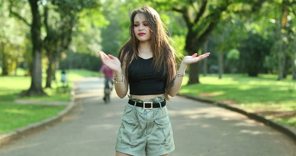 Verärgertes Verwirrtes Millennial Mädchen Das Ungläubig Die Arme Outdoor Park — Stockfoto