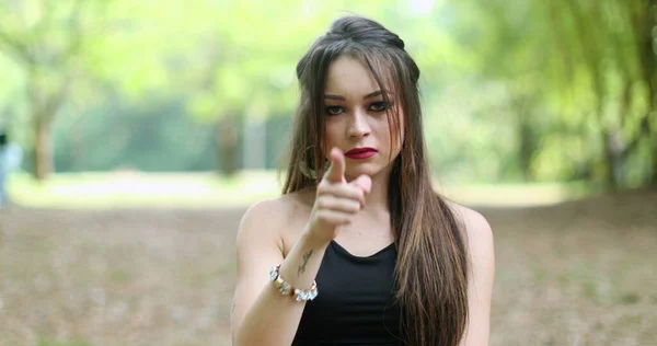 Θυμωμένη Νεαρή Γυναίκα Που Δείχνει Δάχτυλα Την Κάμερα Αναστατωμένη Δυστυχισμένη — Φωτογραφία Αρχείου