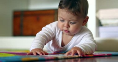 Yerde yatan sevimli bebek.