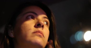 Şehirde kadın sürücü portresi