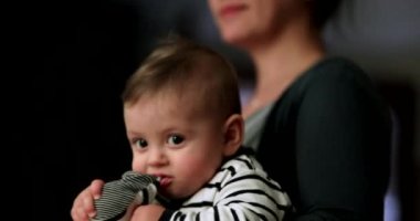 Geceleri pijama giyen sevimli bir bebek, yeni yürümeye başlayan bir çocuk...