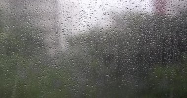 Yağmurlu günlerde pencereye damlacıklar yağar
