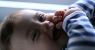 Sevimli bebek yüzü gülüyor. Mutlu küçük çocuk yakın plan