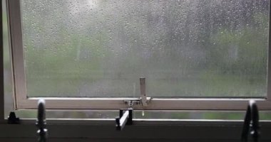 Pencerenin dışında yağmurlu bir gün, açık pencere ve açık hava yağmuru.