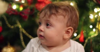 Yeni yürümeye başlayan bebek noel tatilinde portre yüzü