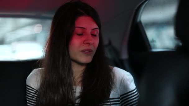 Cabina Pasajeros Mujer Asiento Trasero Del Coche Atrapado Tráfico Luz — Vídeos de Stock
