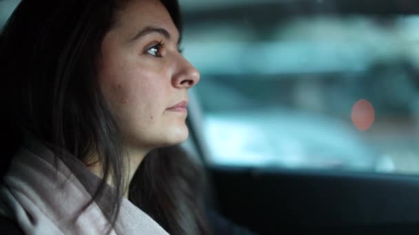 Γυναίκα Οδήγηση Στην Πόλη Αργή Κίνηση Casual Και Αυθεντικό — Αρχείο Βίντεο