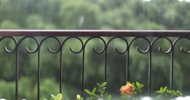 Дождь Открытом Воздухе Дома Балкон Перила Шаблоны Дождём Фоновом Режиме — стоковое видео