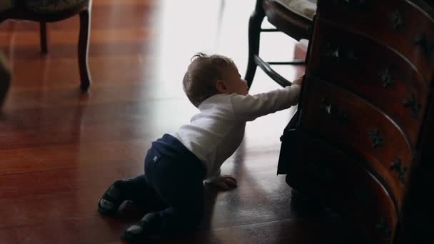 Baby Opening Furniture Drawers Infant Closing Touchign Drawer — Stok video