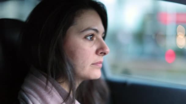 Γυναίκα Οδήγηση Και Κοιτάζοντας Πίσω Καθρέφτη Γυναίκα Οδηγός Γκρο Πρόσωπο — Αρχείο Βίντεο
