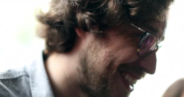 Счастливый Молодой Человек Пьет Пиво Смеясь Улыбаясь Разговаривая Друзьями — стоковое видео