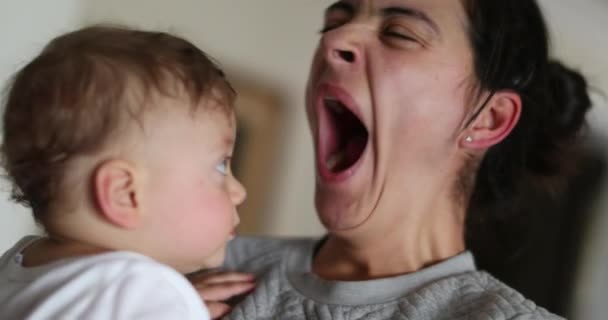 Unavená Matka Dítě Maminka Zívá Dítě Chce Spát Tření Oko — Stock video
