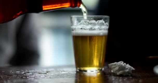 Derramando Cerveja Com Garrafa Dentro Vidro Close — Vídeo de Stock